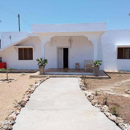 Red Land House Bed & Breakfast Watamu Bagian luar foto
