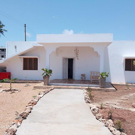 Red Land House Bed & Breakfast Watamu Bagian luar foto