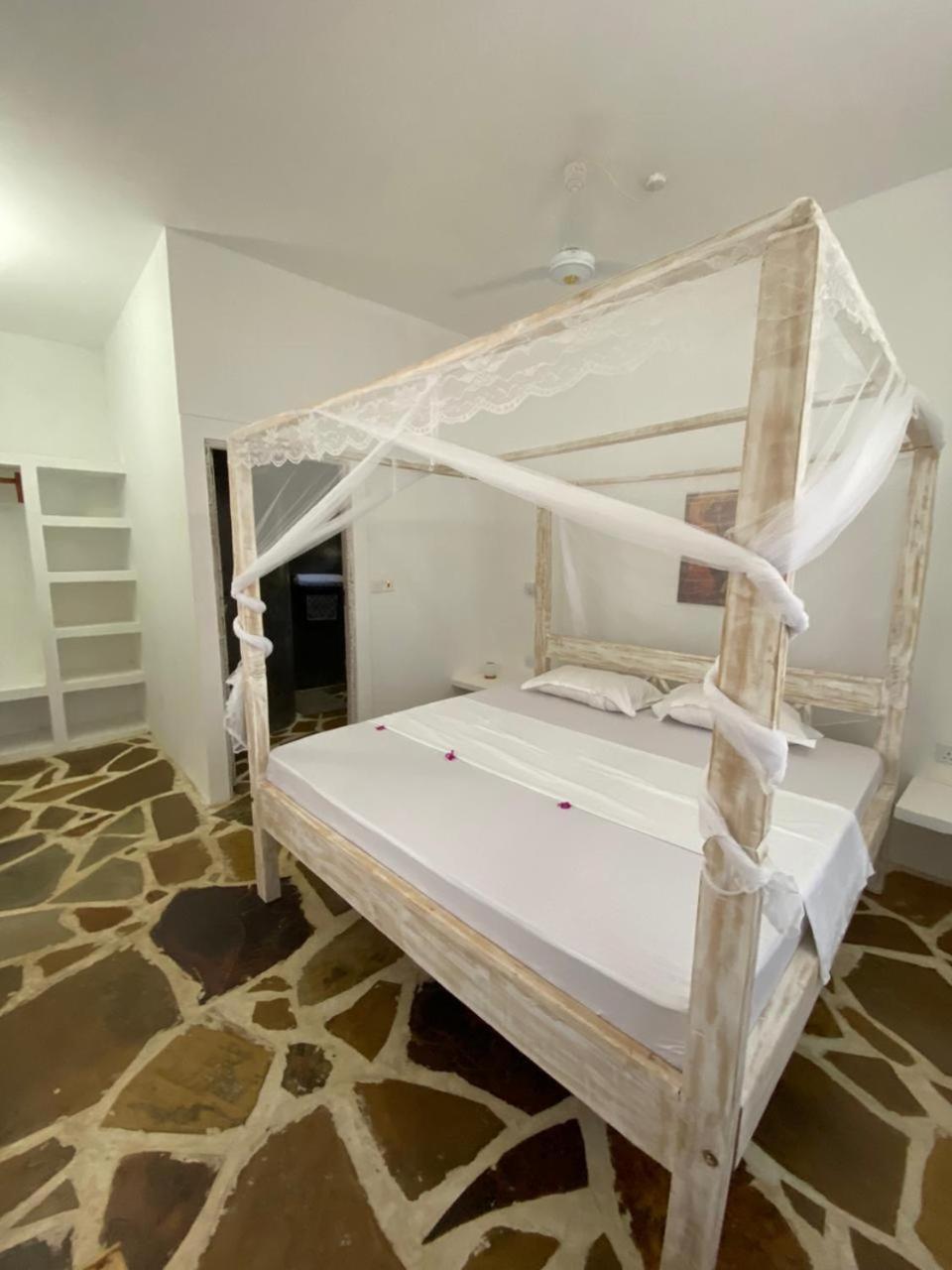 Red Land House Bed & Breakfast Watamu Bagian luar foto