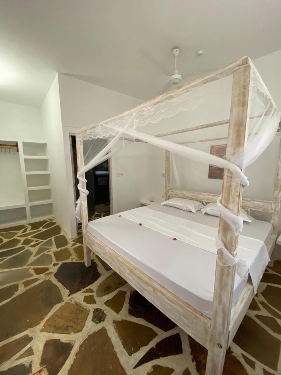 Red Land House Bed & Breakfast Watamu Bagian luar foto